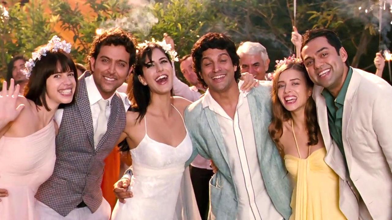“Dilon mein tum apni betaabiyan leke chal rahe ho toh zinda ho tum.”