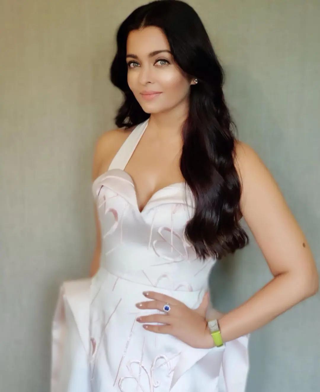Aishwarya Rai looked amazing in a light purple gown.