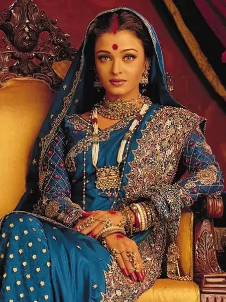 In the movie Devdas from 2002, Aishwarya Rai looked absolutely gorgeous in the early 1900s setting. What`s interesting is that Neeta Lulla and Sanjay Leela Bhansali actually went to Kolkata and bought 600 saris. They mixed and matched these saris to create unique outfits exclusively for Paro!