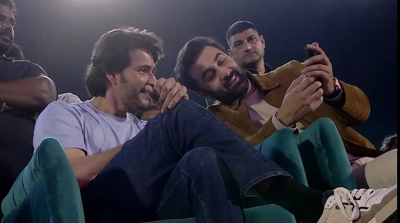 Was Ranbir showing Mahesh Babu a picture of his daughter Raha?