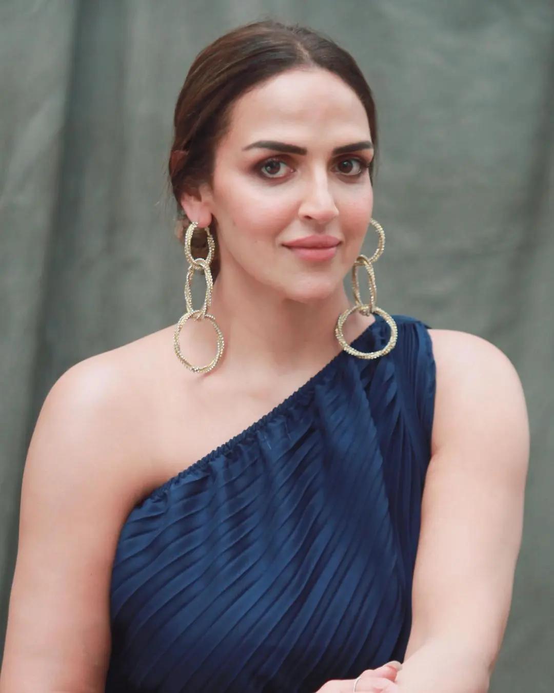 The actress paired her dress with statement earrings. She had her hair tied back in a sleek ponytail