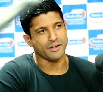 Farhan Akhtar`s awesome cross questioning to RJ Salil!