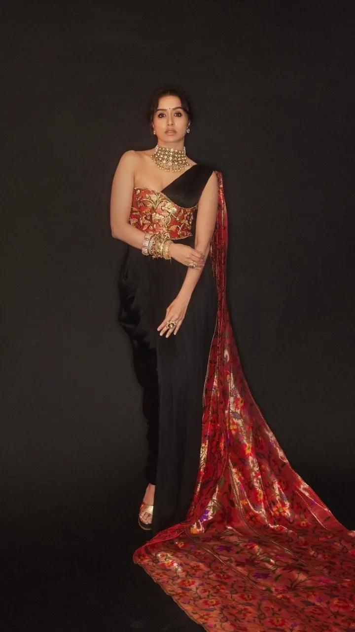 Giving a modern spin to a traditional paithani, Shraddha gave major fashion inspiration to fusion lovers