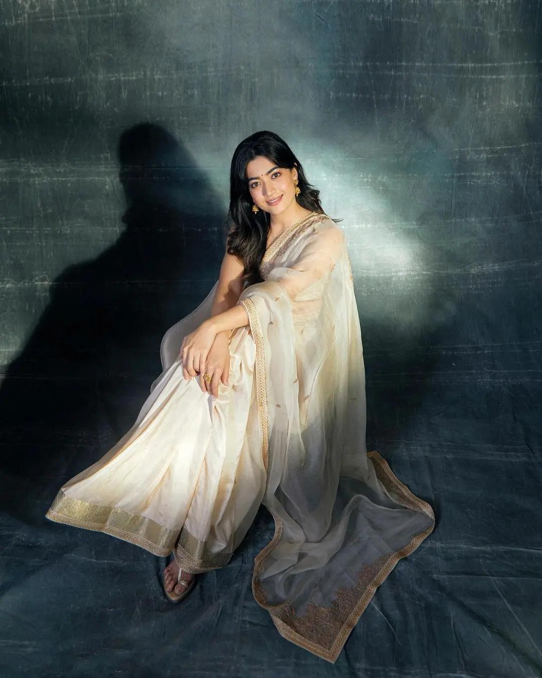 This tissue saree paired with stunning golden jhumkas will leave you breathless