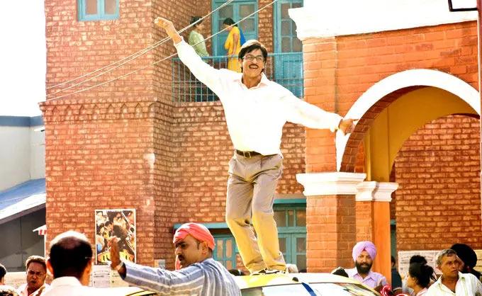 Unassuming hubby: Imagine Shah Rukh Khan with a moustache, wearing formal trousers and a shirt, that too not tucked in neatly! Yes, Rab Ne Bana Di Jodi had a rather ungainly-looking SRK pitted against the beautiful Anushka Sharma. SRK, however, managed to compellingly prove in the end that this was indeed a God-made jodi.