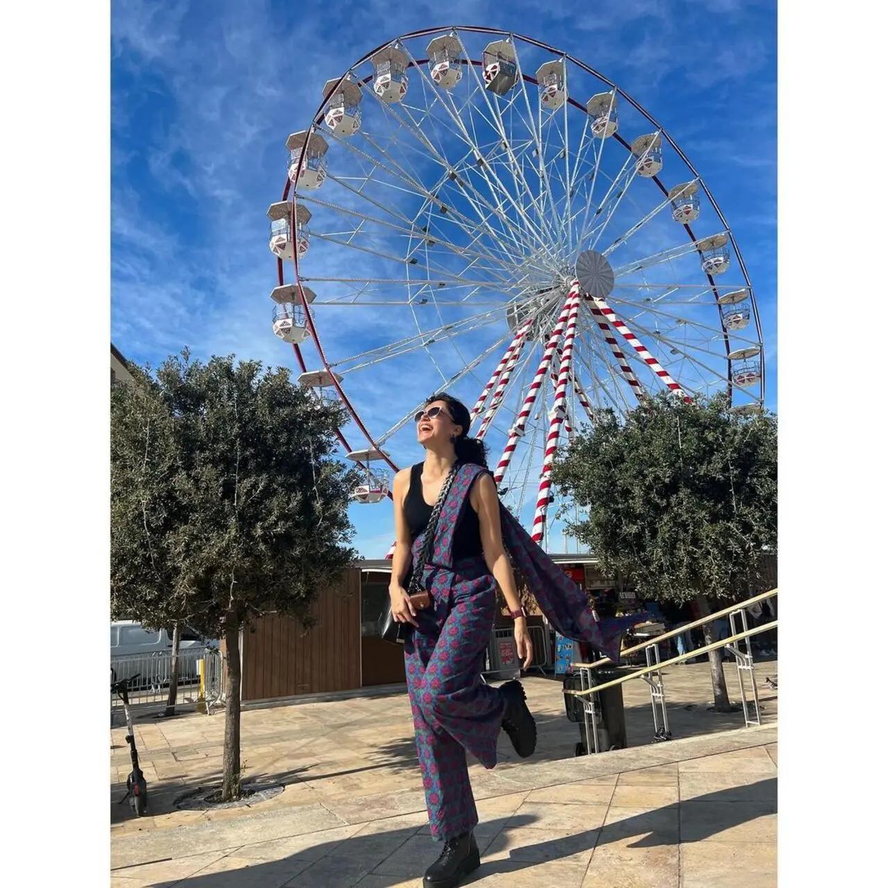 This easy-to-wear indo-western readymade saree is a must-have. To avoid the hassle of draping a six-yard saree, opt for this stunning blue saree with red prints
