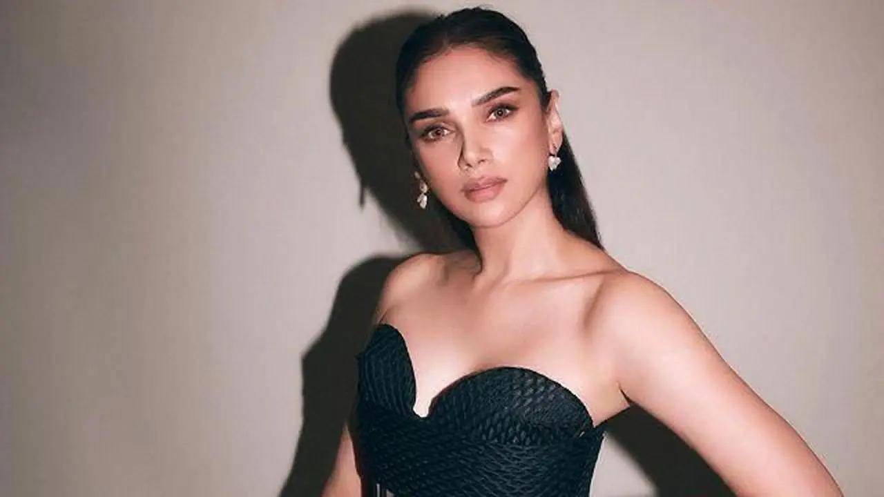 She slayed in a black bodycon dress to a style awards in the city.