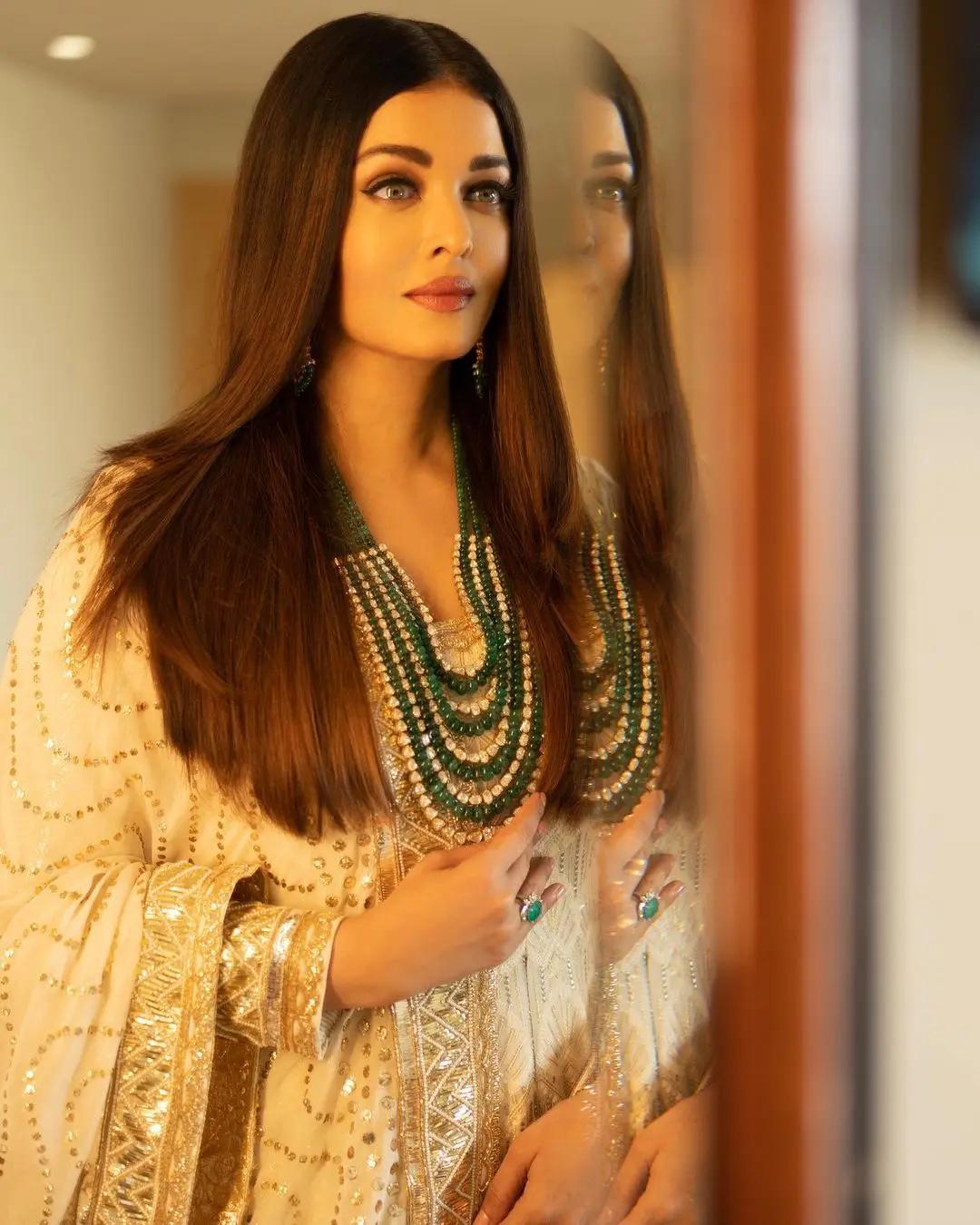 The exquisite ensemble was expertly complemented by a cascading kundan necklace that gracefully accentuated her neckline, adding a touch of regality to her overall aura.