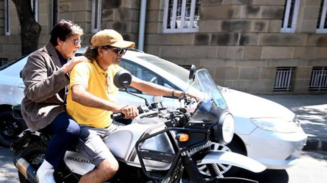 Shocking! Amitabh Bachchan Takes Lift From A Fan To Reach Work On Time Amid `Traffic Jams`