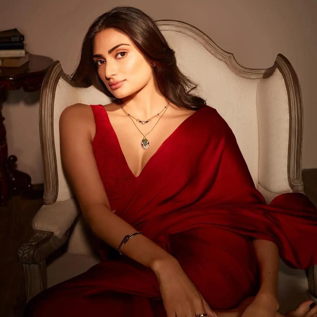 Athiya Shetty looked amazing in a red saree for Diwali 2023.