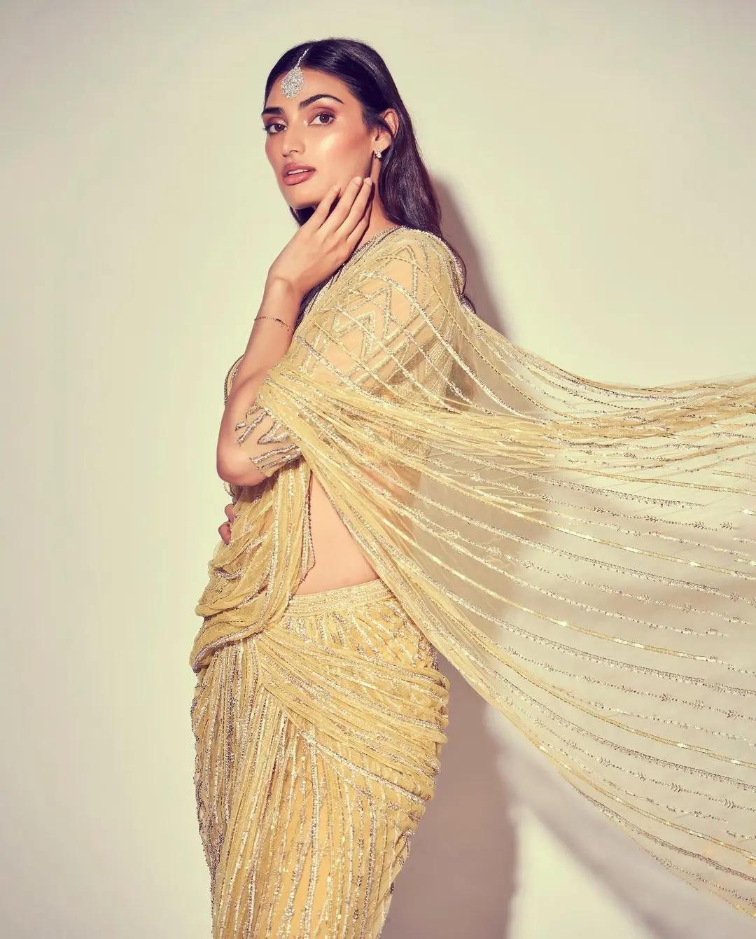 Athiya Shetty looks amazing in a pretty pale yellow lehenga for Diwali.