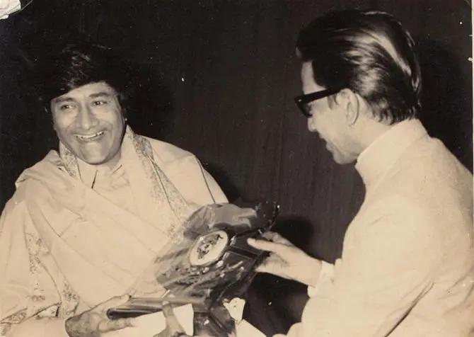 Bal Thackeray presenting an award to Dev Anand