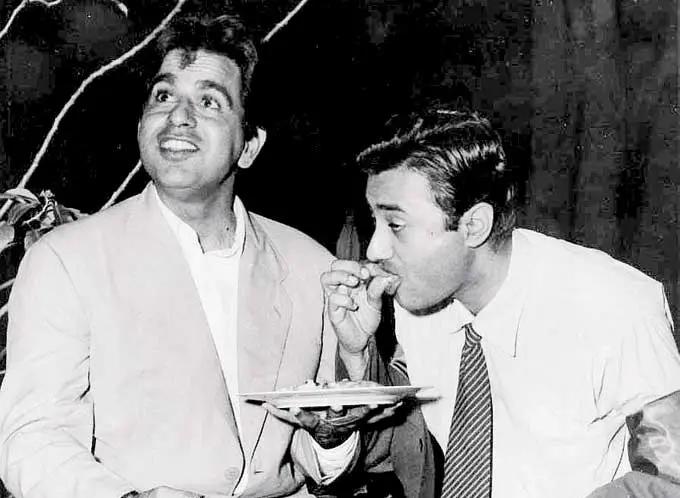 After completing his studies (the early 40s), Dev Anand moved to Bombay to began his career. He started off with a job in the military censor`s office at Churchgate. Later, he worked as a clerk in an accounting firm too.