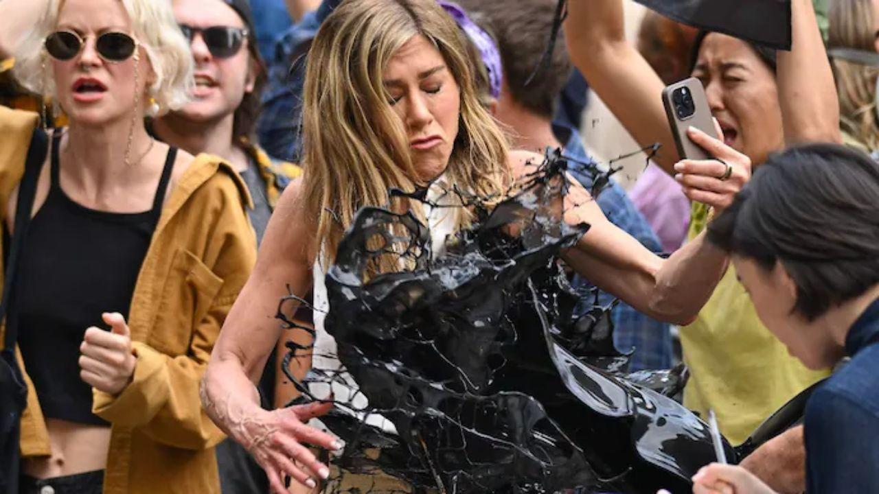 Real or Fake? Jennifer Aniston Covered in Oil in a Shocking Incident
