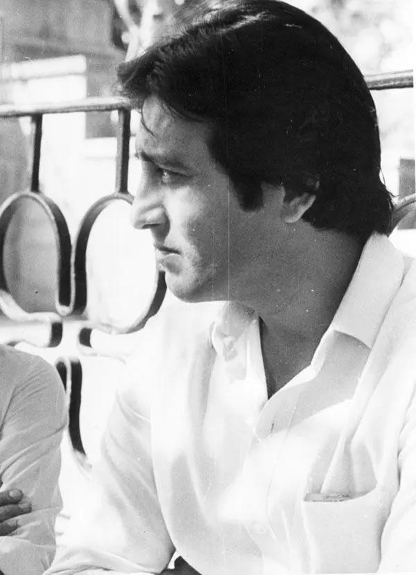 But Vinod Khanna shocked his fans when, at the height of his career, he left Bollywood to follow his spiritual guru, Osho Rajneesh, to Oregon in the United States in 1982.
