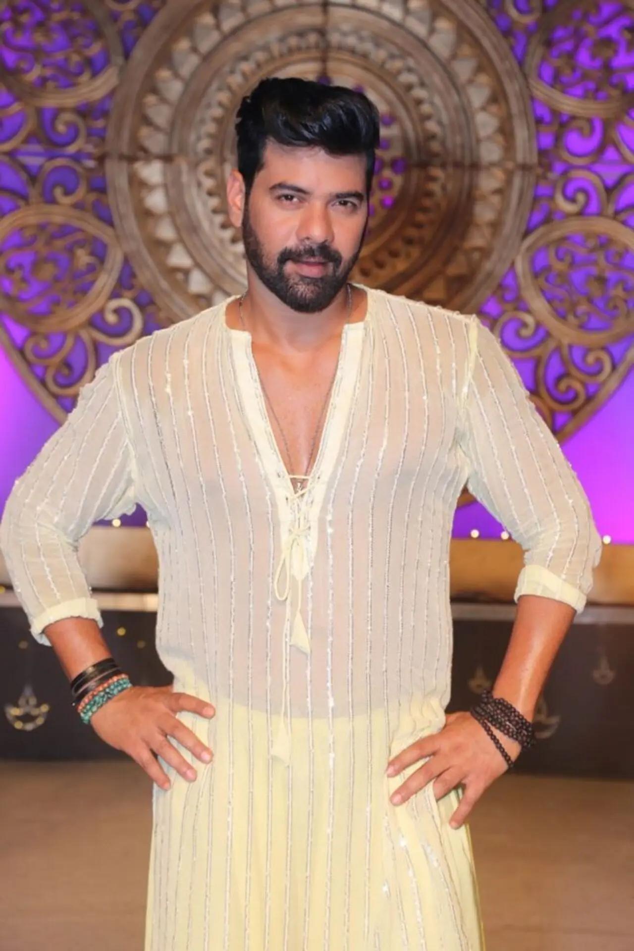 Shabbir Ahluwalia: Khatron Ke Khiladi season 3 was won by actor Shabbir Ahluwalia in 2010. Priyanka Chopra was hosting the season