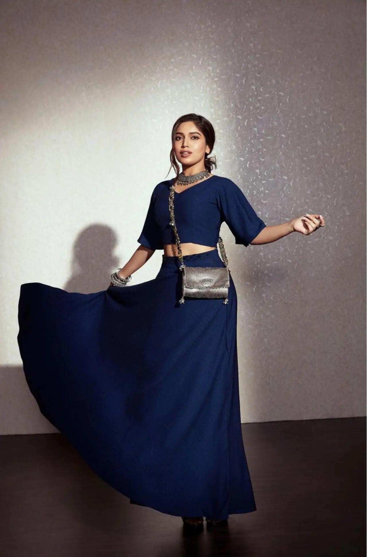Not in a mood to go out al traditional but still want to get the feels? Opt for a flowy full length skirt and a matching crop top and dance to the beats of the garba music