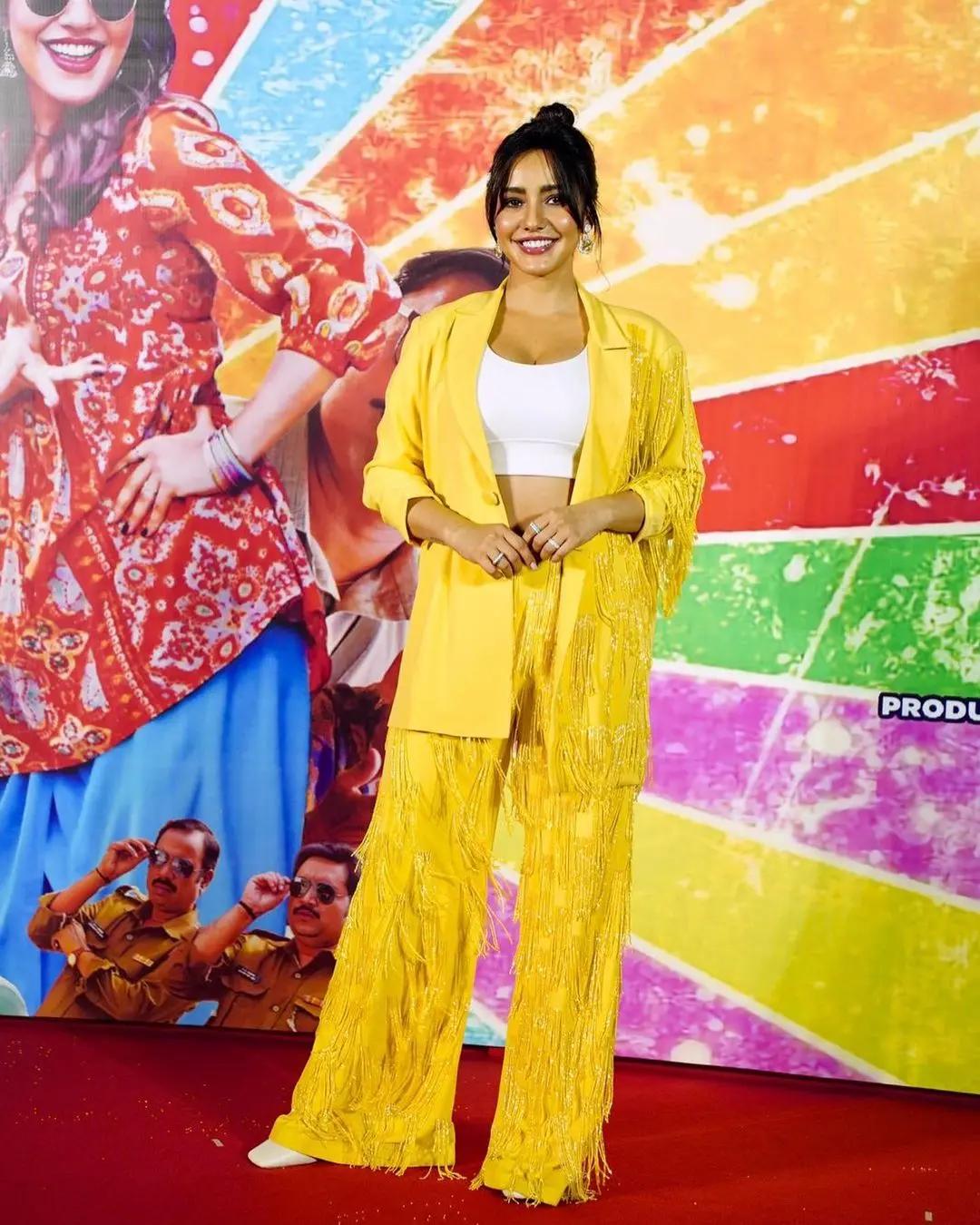 She paired yellow trousers with a yellow oversized jacket