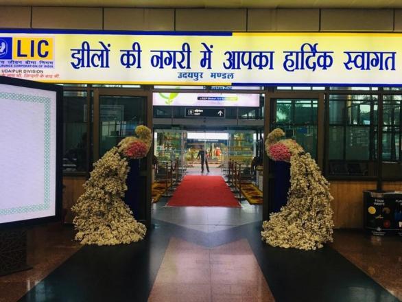 There are flowers and other ornamental accents at the airport`s departure. Near the exit, a red carpet has also been set up. The pair was greeted by an extravagant flower arrangement in the shape of a peacock.