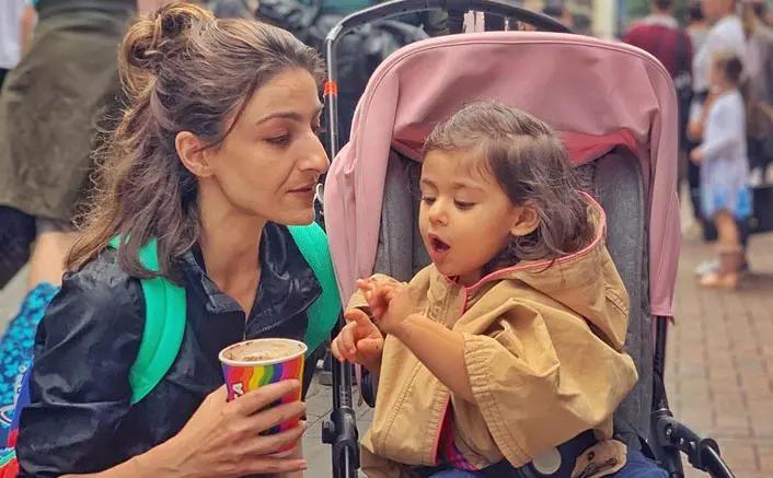 In January 2015, Soha married actor Kunal Kemmu. Inaaya Naumi Kemmu, their daughter, was born in September 2017.