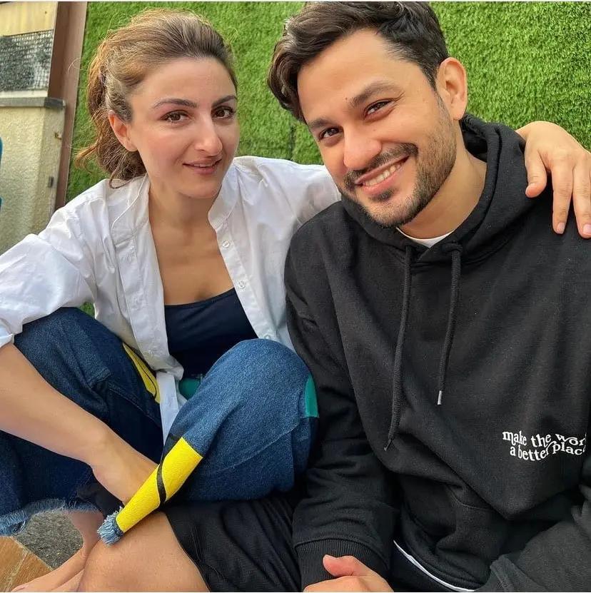 Soha Ali Khan married Kunal Kemmu. Kunal, a former child actor, earned acclaim in adulthood with films like "Kalyug" and the beloved "Golmaal" series. His lineage is equally impressive, with his grandfather Moti Lal Kemmu being a celebrated Kashmiri playwright.