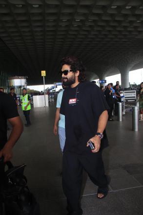 The actor radiated coolness in this all-black outfit.