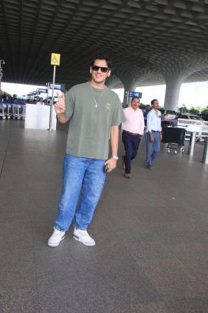At the airport, Vijay Varma was seen.