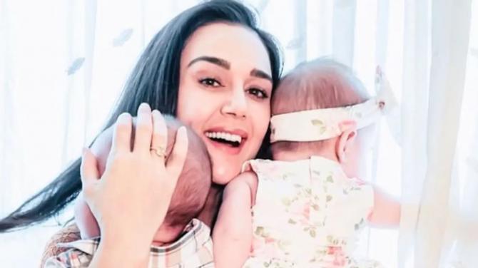 5 Celebrities Who Are Blessed With Twins