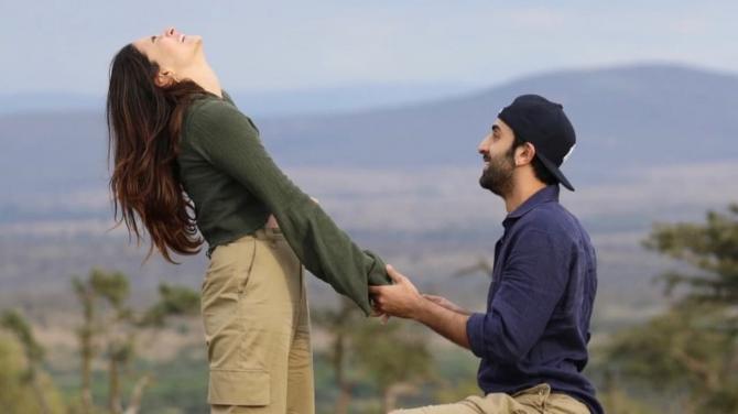 Valentine`s Day 2024: Sidharth-Kiara To Ranbir-Alia, These Bollywood Celeb Proposals Will Melt Your Heart