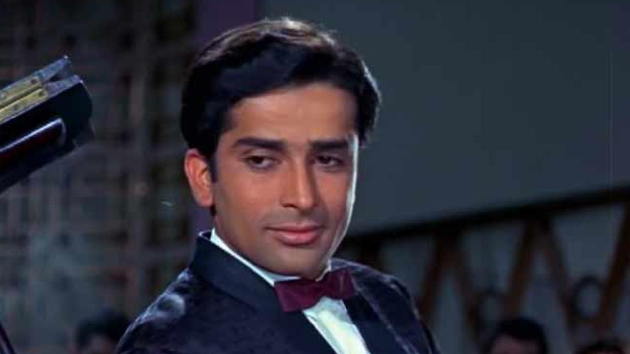 Remembering Shashi Kapoor: Best Songs Of India`s First International Star