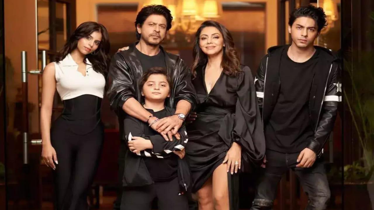 Shah Rukh Khan`s Unseen Pics With Gauri Khan, Suhana, AbRam, And Aryan Gives Family Goals; See Pics