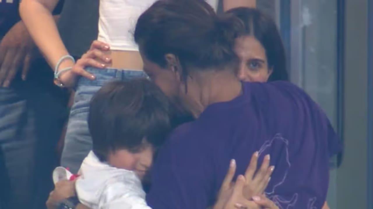 Shah Rukh Khan Gets Emotional As Kolkata Wins The Trophy, Hugs Suhana And AbRam