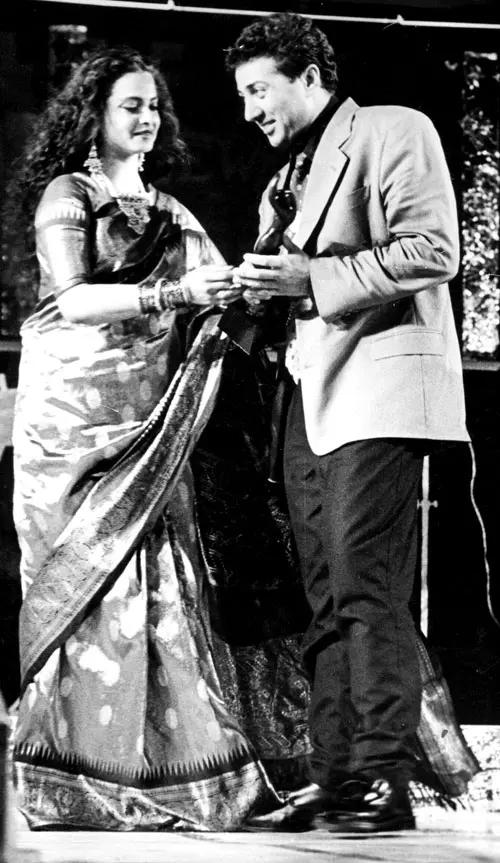 Sunny Deol didn`t shy away by showing off how similar his son is to him! Pointing out similarities between himself and Karan, Sunny quipped, `Karan is also like me. He`ll sit with me and then after a while, we fall short of conversations. Whereas on the film`s set he treated me like a director only. He`s very professional.`
In picture: Sunny Deol receiving an award from Rekha.