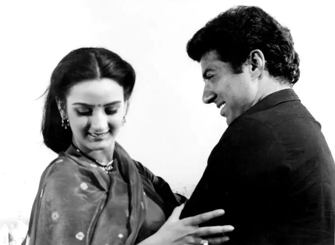 Sunny Deol tasted fame much early than any other Bollywood actor. He was critically recognised for his work including Manzil Manzil (1984), Saveray Wali Gaadi (1986), Sultanat (1986), Dacait (1987), Yateem (1988), Veerta (1993), Imtihaan (1994), Salaakhen (1998) and Farz (2001). The actor left no stone unturned to make his audience laugh, cry, and feel proud with his acting in each and every film.
In picture: Sunny Deol and Farha Naaz.