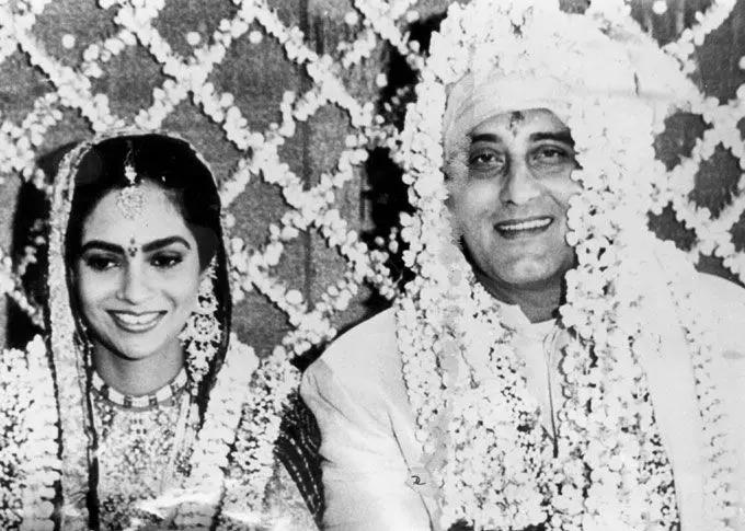 Vinod Khanna married Geetanjali in 1971 and they had two sons - (now actors) Rahul Khanna and Akshaye Khanna. The marriage ended in divorce as Khanna`s decision to join Osho caused a rift. Vinod left his wife, Geetanjali, and the sons, to be with Osho Rajneesh. In 1990, he married Kavita Daftary (in the picture). From his second marriage, Khanna has a son, Sakshi, and a daughter, Shraddha.