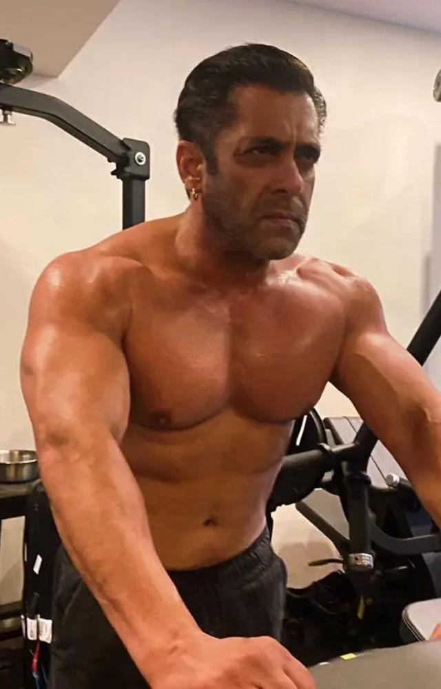 Fans have been dying to know his exact workout routine. So, we dug around and found a workout routine he apparently follows courtesy of `FITPAA`.