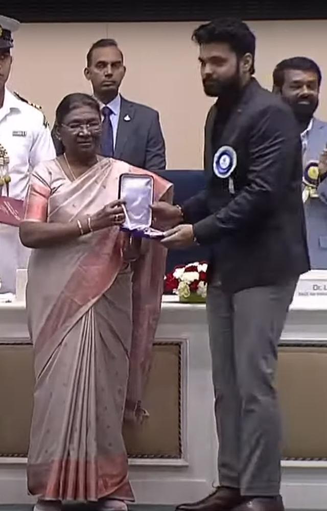 Actor-producer Rakshit Shetty receives the National Film Award for the Best Kannada Film for 777Charlie from the President of India