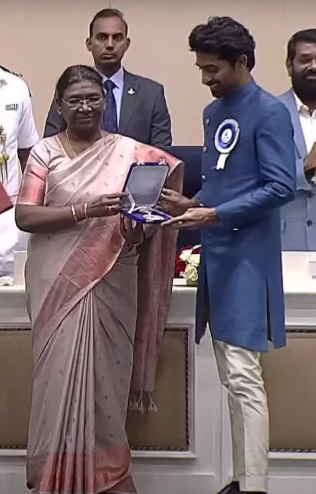 777 Charlie Director Kiran Raj is seen sharing a moment with the President of India Droupadi Murmu at the ceremony in New Delhi