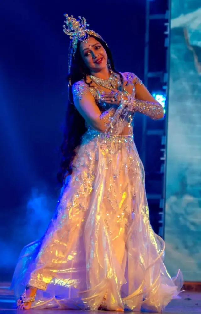 Trained under the tutelage of the legendary guru, Vempati Chinna Satyam, Hema Malini has performed extensively on stage