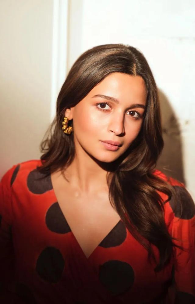 In another striking look, Alia wore a polka-dot gown with her hair left open