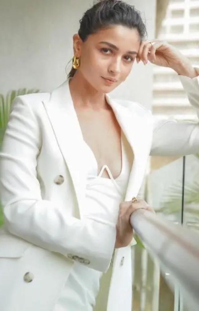 Alia Bhatt`s New Year Party Looks