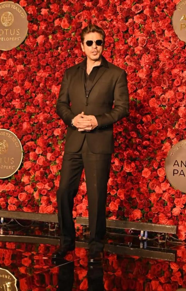 Shah Rukh Khan is currently basking in the glow of `Dunki`. The megastar carried his glow to the red carpet to celebrate Anand Pandit