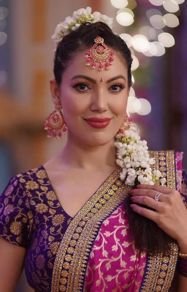 The actress donned exquisite pieces of jewelry and adorned her hair with a lovely gajra