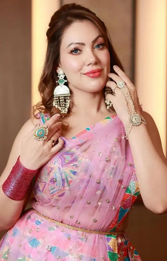 Munmun wore a heavy earrings and put nude makeup to finish her look