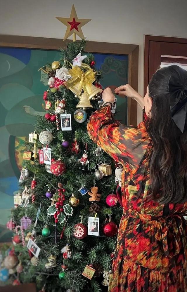 Karisma Kapoor took to her Instagram and shared series of pictures from the Kapoor Khandaan`s Christmas lunch