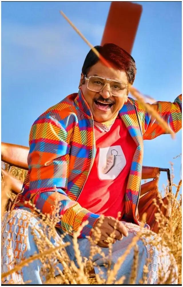 Steering away from his signature Panchayat look, actor Raghubir Yadav is seen in a super joyful mood