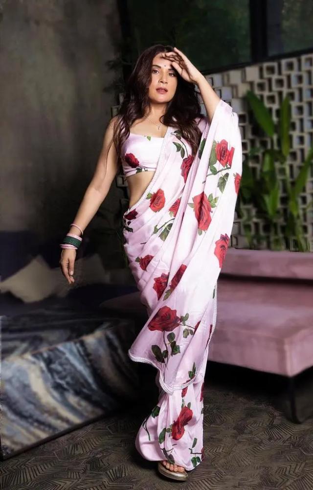 A beach wedding? Richa Chadha has an option for you. The actor wore a floral pastel pink saree