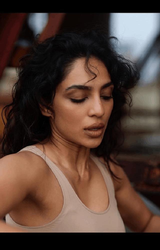 She looks more confidence in her casual attire, effortlessly pulling off the look with poise and self-assurance. She looks more confident in sizzling photos