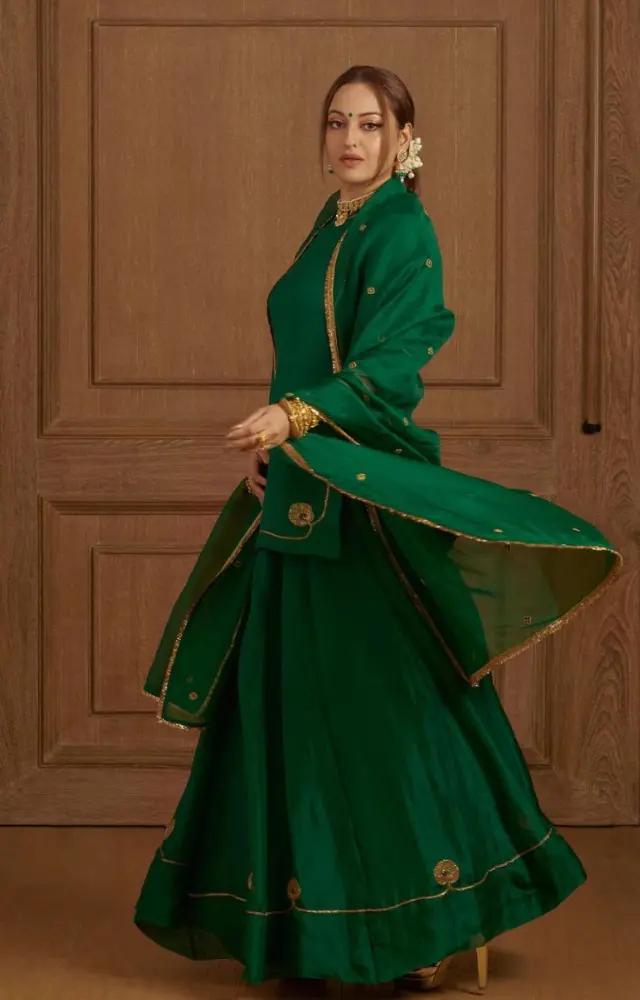 The actress donned a short kurta paired with a matching skirt and complemented it with a dupatta featuring a contrasting golden border