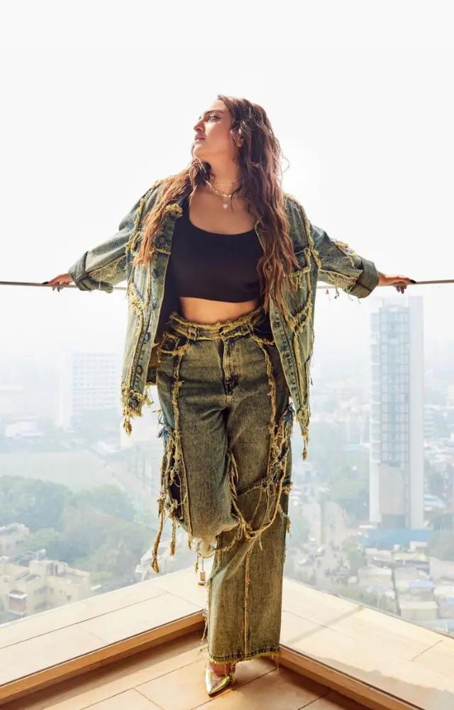 As the monsoon season arrives, take a cue from Sonakshi`s look: replace sandals with shoes, and you are good to go